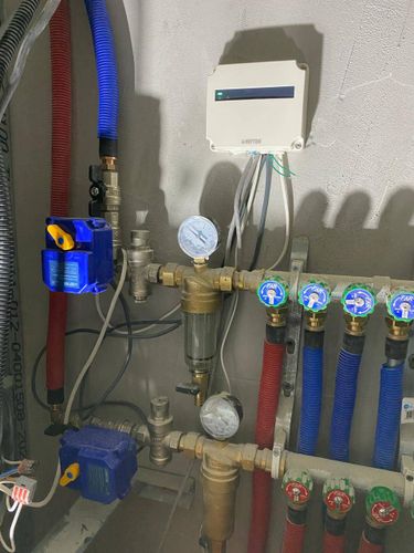 Установлены фильтры, счетчики, вентили, выполнен монтаж трубопроводов для подачи воды. Подключены системы контроля, обеспечена надежная герметизация соединений, проведены испытания.