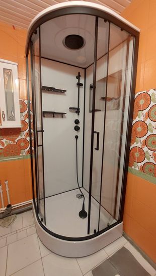 Смонтирована новая душевая конструкция, подключены водопроводные коммуникации, установлены стеклянные панели, закреплены полки, проверена герметичность и функциональность оборудования.