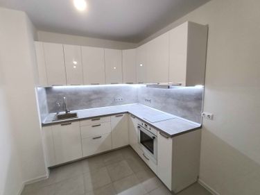 Проведена установка новых электрических точек на кухне, обеспечивающих удобный доступ к электроприборам. Все элементы аккуратно интегрированы в интерьер, создавая современный и функциональный вид.