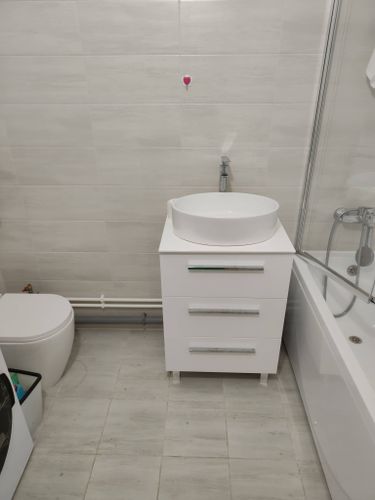 Установлен новый смеситель на раковину в ванной комнате. Подключены водопроводные трубы, проверена герметичность соединений, обеспечена функциональность и эстетичность.