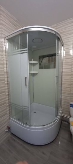 Проведена установка кабины с гидромассажем: закреплены стенки, подключены водопровод и слив, проверена герметичность, установлены полки и двери, подключено освещение и вентиляция.