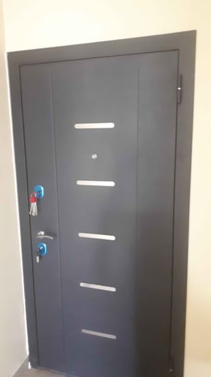 Установлена новая металлическая дверь: закреплена в проеме, отрегулированы петли, врезан замок, проверена работоспособность, выполнена отделка откосов, обеспечена звукоизоляция.