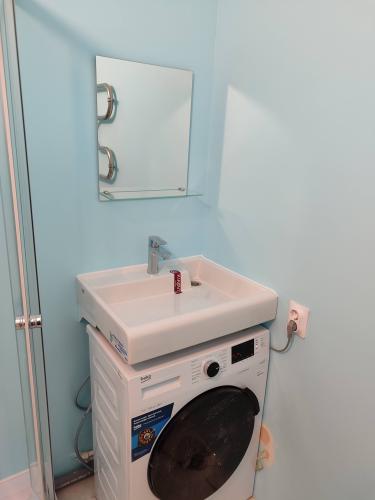 Установлено оборудование: подключены шланги к водопроводу, обеспечено электроснабжение через розетку, проверена герметичность соединений, протестирована работа устройства, выполнена установка в ванной.