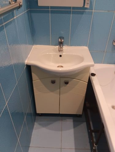 Установлена раковина в ванной комнате, подключены трубы, закреплен смеситель, проверена герметичность соединений, обеспечен доступ к коммуникациям, выполнена проверка на утечки.