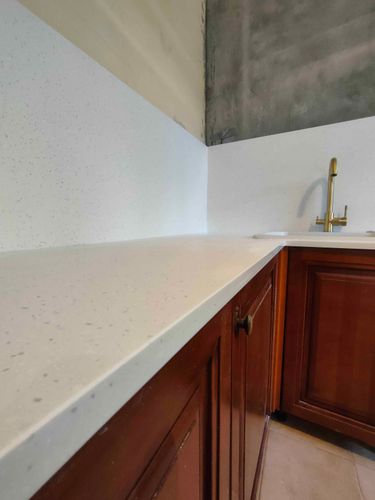 Установлена новая поверхность из искусственного камня, выполнены точные замеры, произведена подгонка, закрепление, обработаны швы, установлена мойка, подключен смеситель.