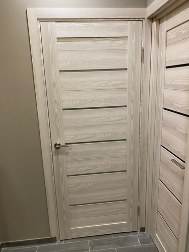 Установлена новая створка, закреплены петли, врезана ручка, отрегулирован замок, выполнена отделка проема, проверена плавность открывания, завершена отделка наличниками.