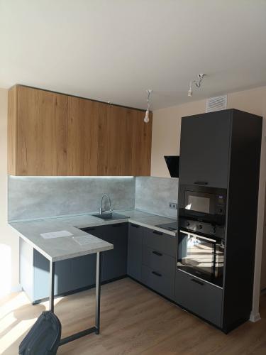 Установка светодиодной ленты для подсветки рабочей зоны Замена фасадов