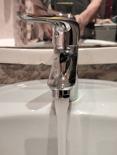 Выполнена замена кранбуксы в смесителе: старый элемент демонтирован, установлен новый, обеспечена герметичность, проверена функциональность, устранены протечки, восстановлена подача воды.