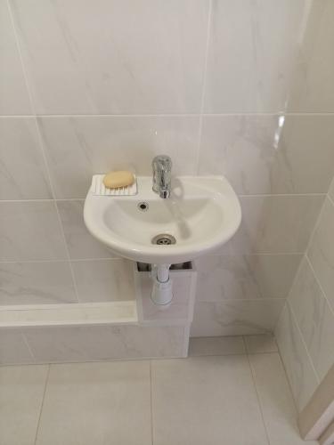 Установка раковины с тумбой