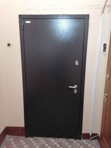 Проведена замена замков, регулировка петель, устранение перекоса, обновление уплотнителя, восстановление покрытия, проверка работоспособности, улучшение шумоизоляции, замена фурнитуры.