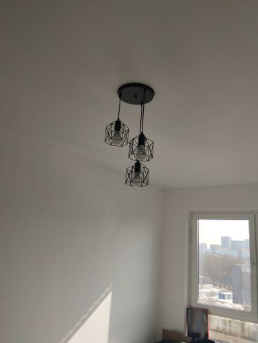 Установлено осветительное устройство на потолке, выполнено крепление, подключение проводов, проверка работы. Светильник закреплён, проводка скрыта, всё функционирует корректно.