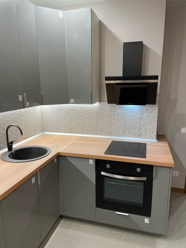 Выполнена точная подгонка элементов для кухонного гарнитура. Фасады аккуратно установлены, обеспечивая гармоничное сочетание с остальными деталями интерьера.