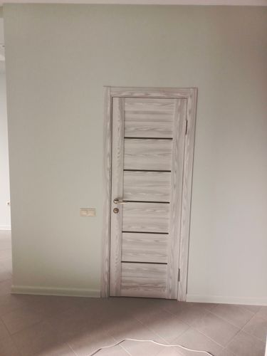 Установлена новая створка, закреплены петли, врезан замок, отрегулирована фурнитура, выровнена коробка, зафиксированы наличники, проведена финальная проверка на плавность закрытия.