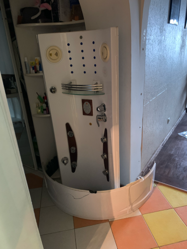 Удалены панели, разобраны соединения, отсоединены элементы, убраны крепления, освобождена площадь, подготовлена зона для дальнейших работ.