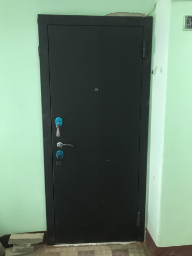 Создан увеличенный проем, установлена новая дверь, укреплены стены, добавлены отделочные материалы для завершения работы, обеспечена надежная фиксация конструкции.