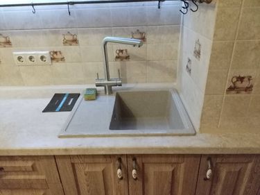 Установка столешницы ДСП Установка и подключение электрической варочной поверхности Установка и подключение крана и фильтра для питьевой воды