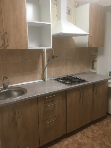 Выполнена установка кухонной поверхности: произведены точные замеры, аккуратная подгонка, вырезаны отверстия под мойку и плиту, обеспечено плотное прилегание к стенам и мебели.