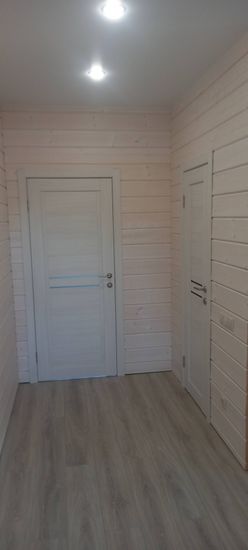 Установлена новая деревянная створка, закреплены петли, врезан замок, отрегулирована фурнитура, выровнена коробка, выполнена отделка наличниками, обеспечена плавная работа конструкции.