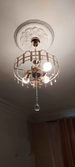 Установлено светильник на потолке, подключены провода, закреплена конструкция, проверена работа ламп, обеспечена надежная фиксация, соблюдена безопасность, завершено оформление интерьера.