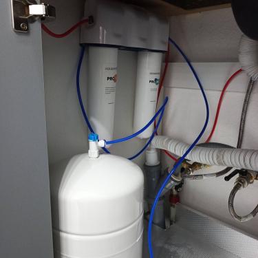 Установка проточного фильтра под мойку