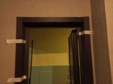 Установлены декоративные панели вокруг дверного проема, обеспечивая завершенный вид и улучшая эстетику. Все элементы аккуратно закреплены, создавая гармоничный внешний вид.