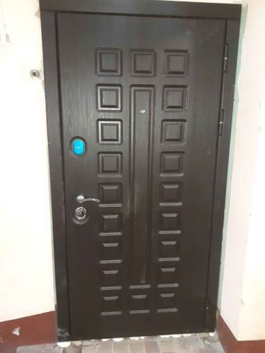 Установлена новая конструкция, выполнены работы по демонтажу старой и монтажу новой двери. Проведена регулировка, обеспечена герметичность и надежность.