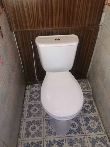 Установлен новый унитаз, подключен к водопроводу, герметизация швов выполнена, проверена работа сливного механизма, произведена уборка, проверена устойчивость конструкции.