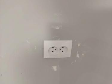 Установлена новая розетка на стене, проведены провода, заделаны отверстия, поверхность выровнена и покрашена, обеспечена функциональность и безопасность подключения.