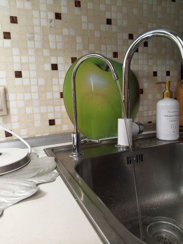 Установка проточного фильтра под мойку