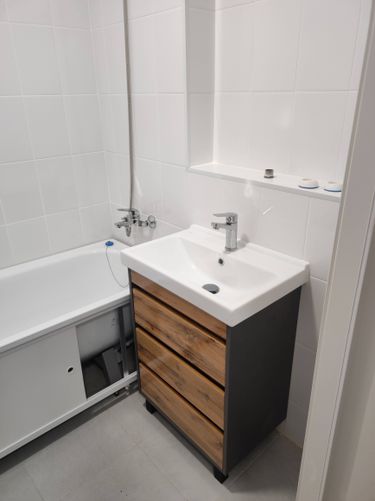 Установка раковины с тумбой