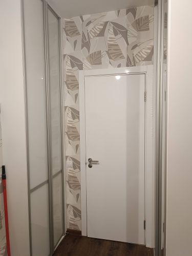 Изображение демонстрирует полностью очищенные стены после снятия старого покрытия. Поверхности подготовлены для дальнейших отделочных работ, все остатки удалены, пространство аккуратно освобождено.