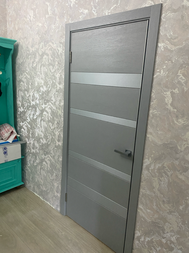 Установлена новая створка, закреплены петли, врезана ручка, отрегулирована коробка, проведены отделочные работы, проверена функциональность, завершена чистовая отделка.