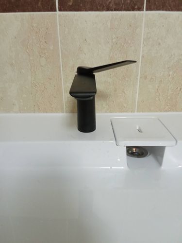 Установлен новый кран на кухне, подключены водопроводные шланги, проверена герметичность соединений, произведена регулировка напора и температуры воды.