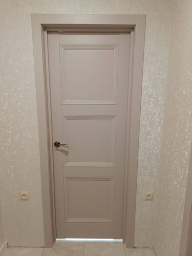 Установлена новая створка, закреплена коробка, отрегулированы петли, врезан замок, прикреплена ручка, завершена отделка наличниками, обеспечена плавная работа, эстетичный вид.