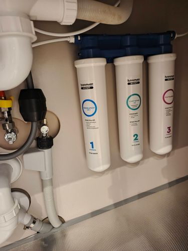 Установка проточного фильтра под мойку