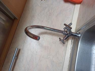 Установлен новый кран на кухне. Демонтирован старый, подключены трубы, проверена герметичность соединений. Проведены испытания на утечки, обеспечена функциональность.