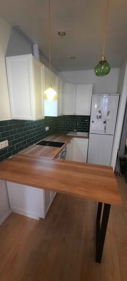 Установлены шкафы, закреплены фасады, смонтирована столешница, подключена мойка, встроена варочная панель, оформлен фартук, установлены светильники, подключены розетки.