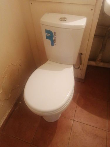 Установлен новый напольный унитаз, подключен к водопроводу и канализации, выполнена герметизация соединений, проверена работоспособность системы слива, проведена уборка рабочего места.