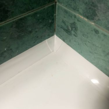 Обновлены стыки между плиткой и ванной: нанесен свежий герметик, обеспечивающий защиту от влаги и предотвращение протечек. Поверхность стала аккуратной и герметичной.