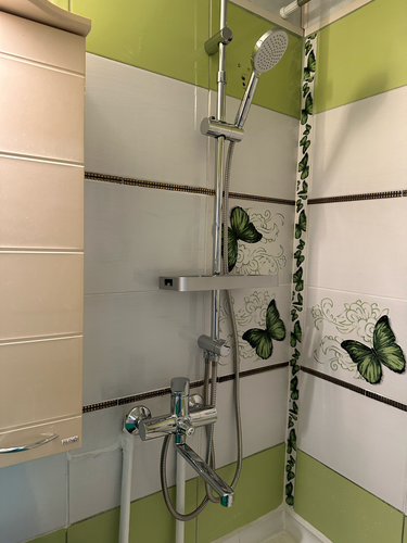 Установлено новое оборудование в ванной комнате, заменены старые элементы на современные, обеспечено надежное крепление и герметичность соединений, улучшена функциональность и эстетика.