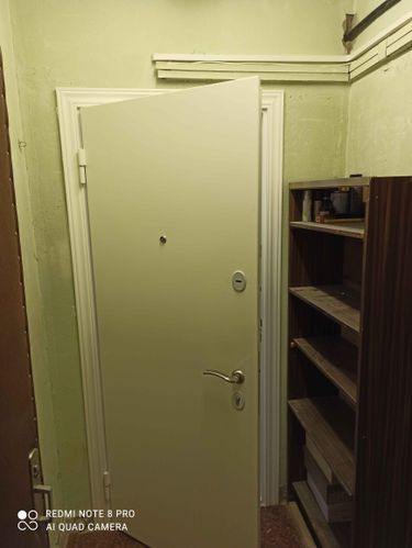 Установлены МДФ панели на металлическую дверь, улучшен внешний вид, добавлена шумоизоляция, обновлены наличники, заменены ручки и замки, обеспечена надежная защита и эстетика.