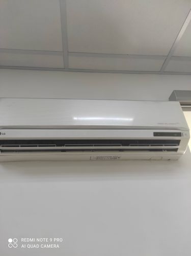 Проведена полная очистка фильтров, удаление пыли с внутренних элементов, дезинфекция системы, проверка дренажа, восстановление работы устройства.