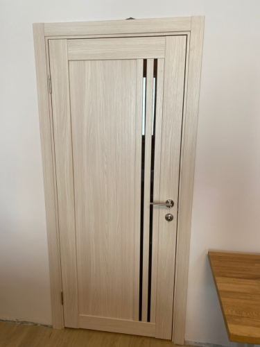 Установлена новая деревянная створка, закреплены петли, врезан замок, отрегулирована фурнитура, проверена плавность открывания и закрывания, обеспечена плотность прилегания к коробке.