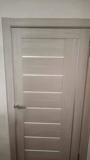 Установлена новая створка, закреплены петли, врезан замок, отрегулирована фурнитура, проверена плавность хода, обеспечена герметичность, завершена отделка проема, проверена надежность конструкции.