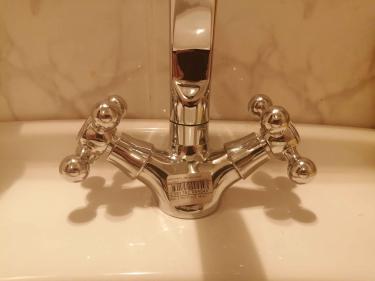 Заменен неисправный смеситель в труднодоступном месте. Установлено новое оборудование, проверена герметичность соединений, устранены протечки, восстановлена функциональность водопровода.