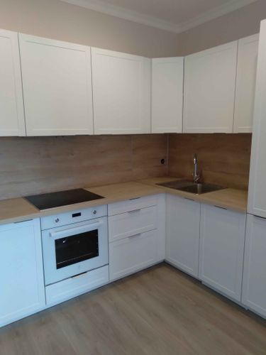 Обновлены фасады, заменены петли, отрегулированы дверцы, установлена новая столешница, обновлена фурнитура, устранены дефекты поверхности, улучшена функциональность шкафов.