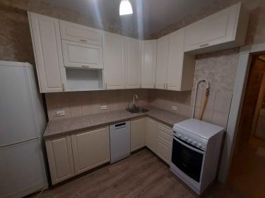 Установлены шкафы, закреплены фасады, смонтирована столешница, подключены мойка и бытовая техника. Проведены работы по выравниванию и фиксации элементов, завершена сборка гарнитура.