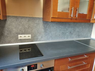 Установка стеновой панели HPL Продольный пил столешницы ДСП/Массив Демонтаж плинтуса столешницы без сохранения