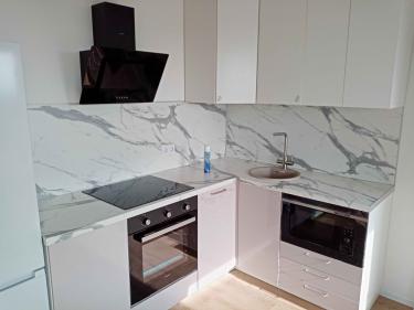 Установлено устройство в кухонный шкаф, подключено к электросети, проверена работоспособность, обеспечена надежная фиксация, проведена настройка, протестированы функции, завершена интеграция.