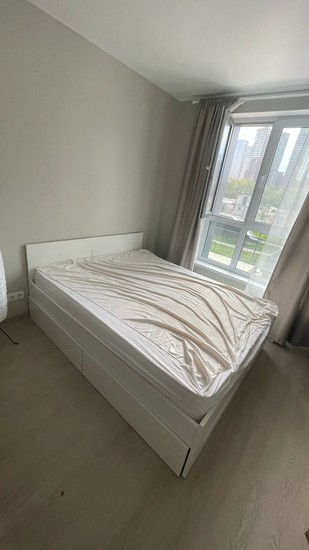 Собрана кровать: установлены каркас, изголовье, закреплены боковые панели, уложено основание, матрас на месте. Все элементы надежно зафиксированы, конструкция устойчивая и готова к использованию.